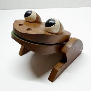 Vintage VG Wooden Frog Paper Clip